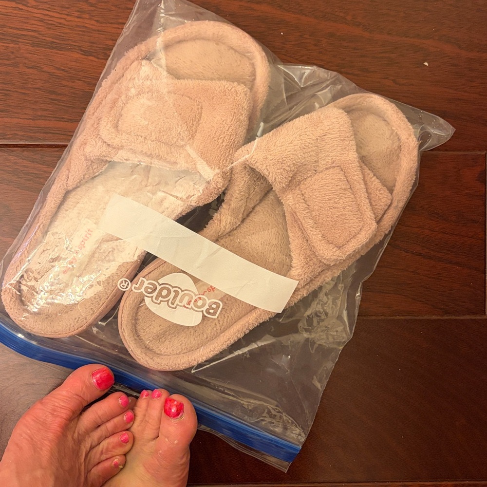 Ladies women's pink fuzzy slippers loved used w0rn soft ready feet foot toes GUC - Picture 6 of 6